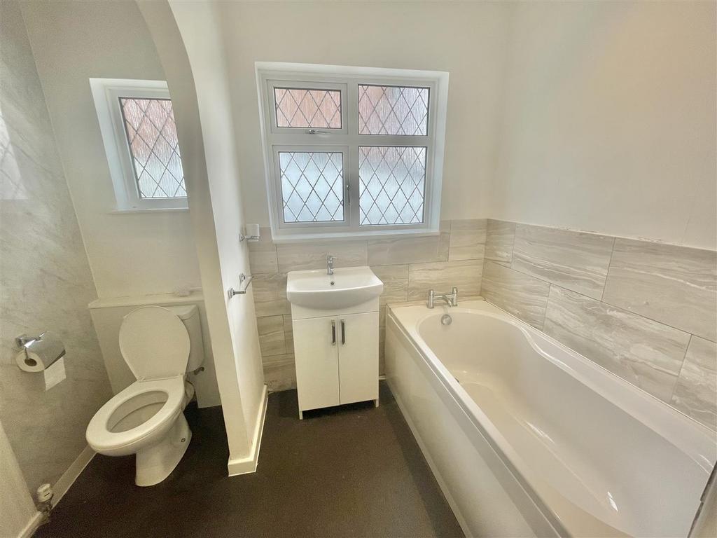 Bathroom 1.jpg