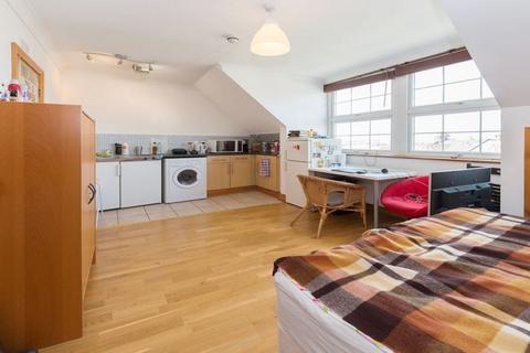 Studio to rent, NW10