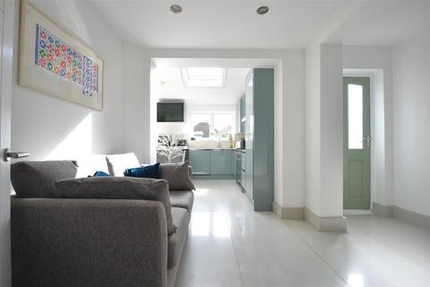 84 Midhurst Hill, Bexleyheath, DA6 7NL