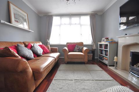 84 Midhurst Hill, Bexleyheath, DA6 7NL