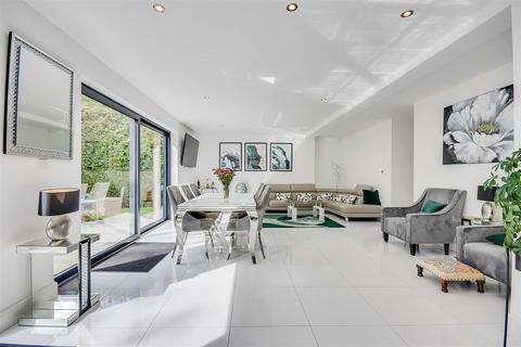 3 Weston Close, Hutton, Brentwood, CM13 2PR