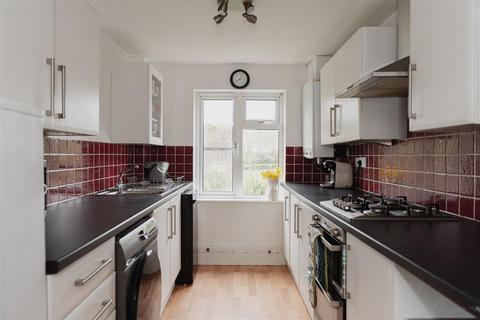 2 bedroom flat for sale, Atherfield Road, Reigate