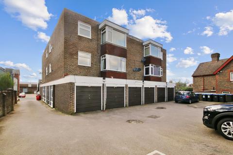 2 bedroom flat for sale, Cantelupe Road, East Grinstead, RH19