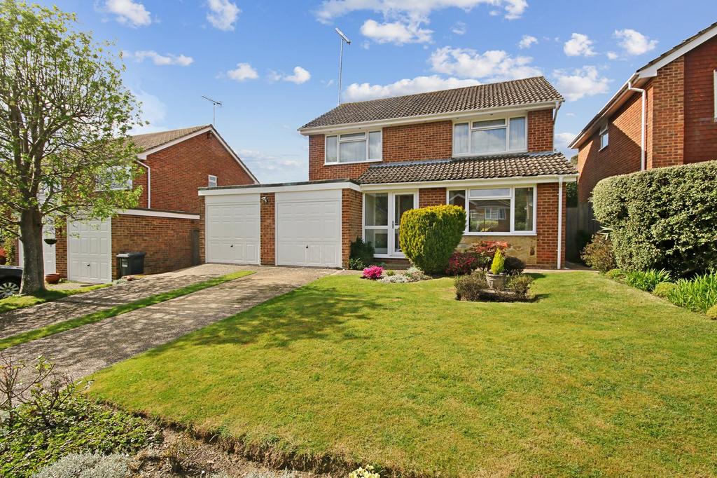 Lancaster Drive, East Grinstead, RH19 4 bed detached house for sale £