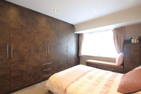 3 bedroom terraced house for sale, Clevedon Gardens, Cranford TW5