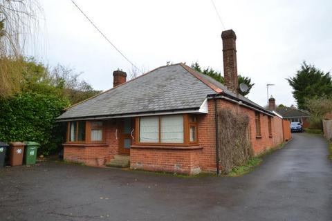 4 bedroom detached bungalow to rent, Charlton Road, Andover, SP10 3JU