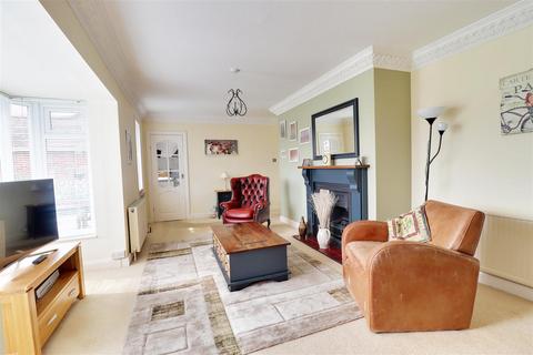 8 Birch Drive, Willerby, Hull, HU10 6LB