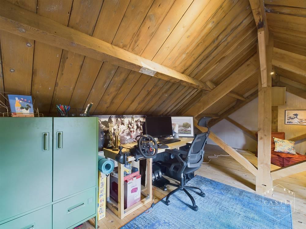 Mezzanine office/lounge area