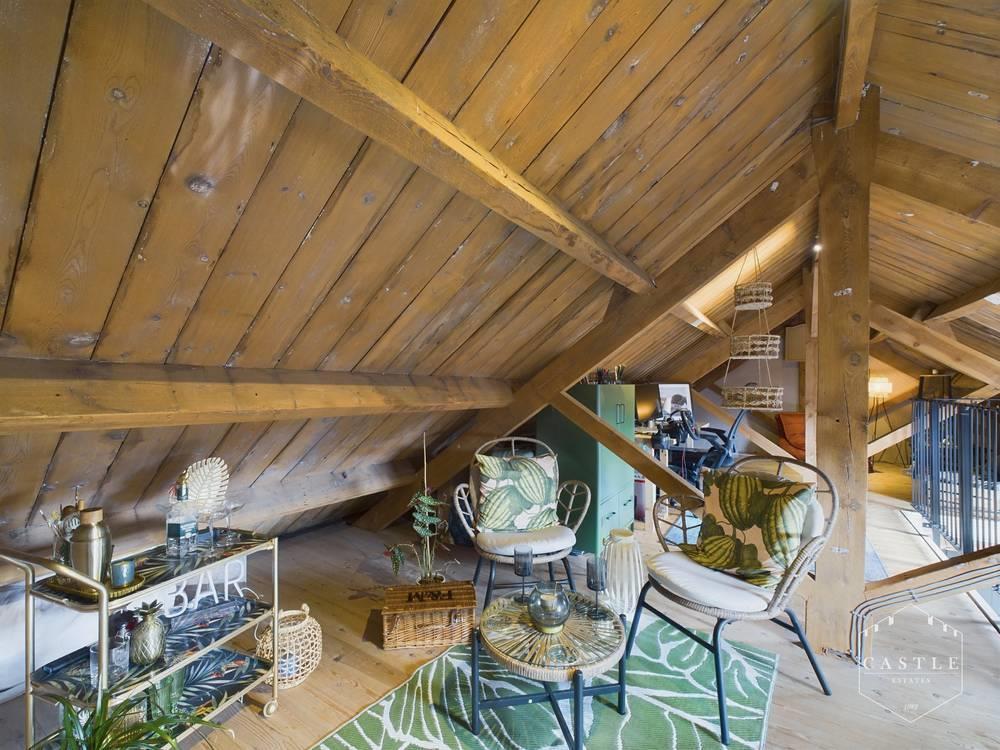 Mezzanine office/lounge area