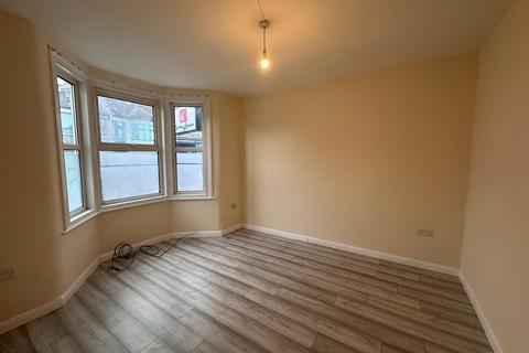 4 bedroom end of terrace house to rent, Chingford Road, London