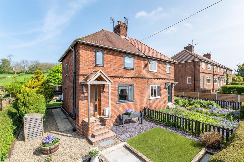 6 Wold View, ThorntonLeDale... 2 bed semidetached house for sale £