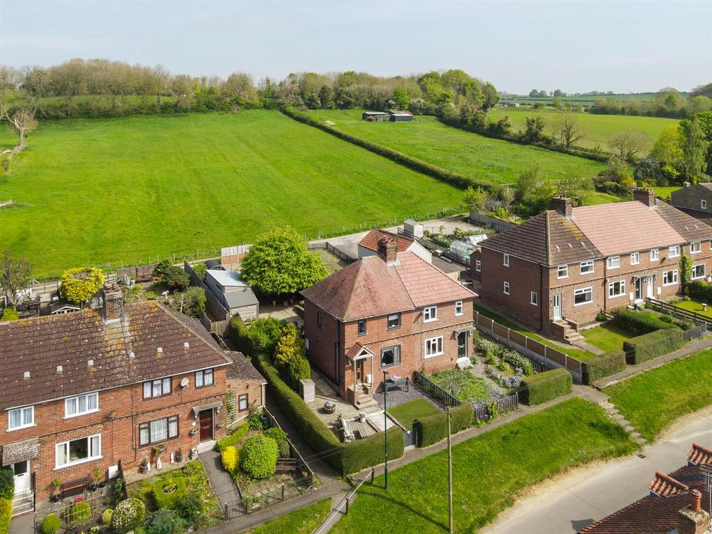 6 Wold View, ThorntonLeDale... 2 bed semidetached house for sale £