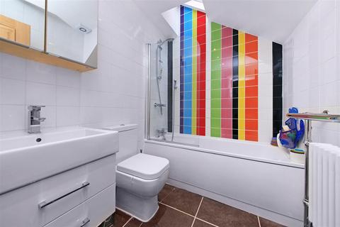 3 bedroom flat to rent, Courthope Road