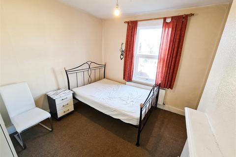 2 bedroom house to rent, Aldworth Road, Stratford E15