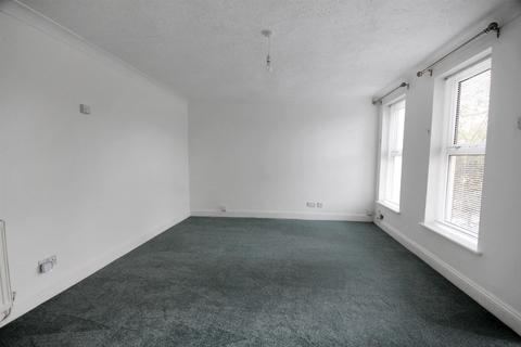 2 bedroom end of terrace house to rent, Station Road, Preston, Brighton