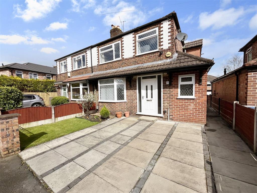Davenham Road, Sale 4 bed semidetached house for sale £425,000