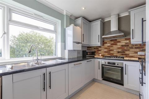 2 bedroom flat for sale, Copthall Way, New Haw