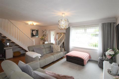 3 bedroom detached house to rent, Madeira Close, St Johns Estate, Newcastle Upon Tyne