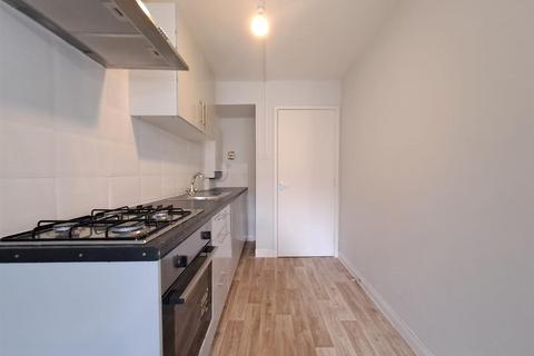 2 bedroom flat to rent, Upper Green East, Mitcham