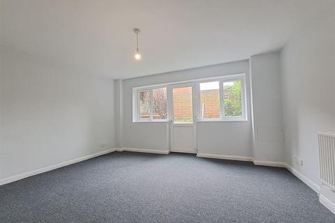 2 bedroom flat to rent, Upper Green East, Mitcham