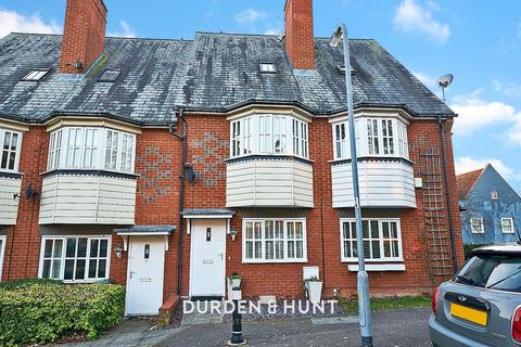 3 bedroom terraced house for sale, Fantasia Court, Brentwood, CM14
