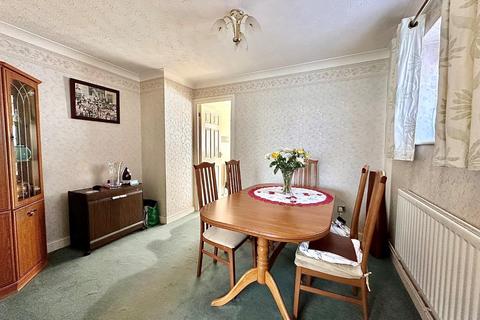 2 bedroom detached bungalow for sale, Oakgrove Place, East Hunsbury, Northampton NN4