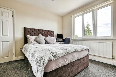 3 bedroom end of terrace house for sale, The Circle, Leicester, LE5 5GD