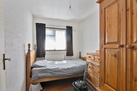 28 Birch Close, London, E16 4QW