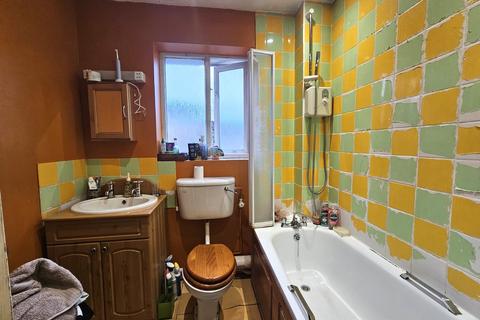10 Hide, London, E6 6ZA
