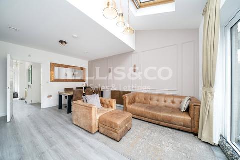 3 bedroom end of terrace house for sale, Edgecumbe Avenue, London, NW9