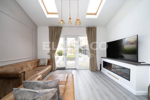 3 bedroom end of terrace house for sale, Edgecumbe Avenue, London, NW9