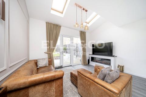 3 bedroom end of terrace house for sale, Edgecumbe Avenue, London, NW9