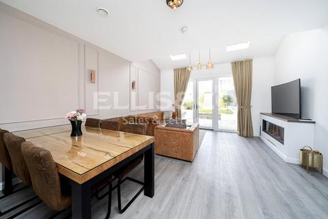 3 bedroom end of terrace house for sale, Edgecumbe Avenue, London, NW9