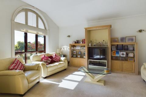 2 bedroom flat for sale, High Street, Bushey, WD23