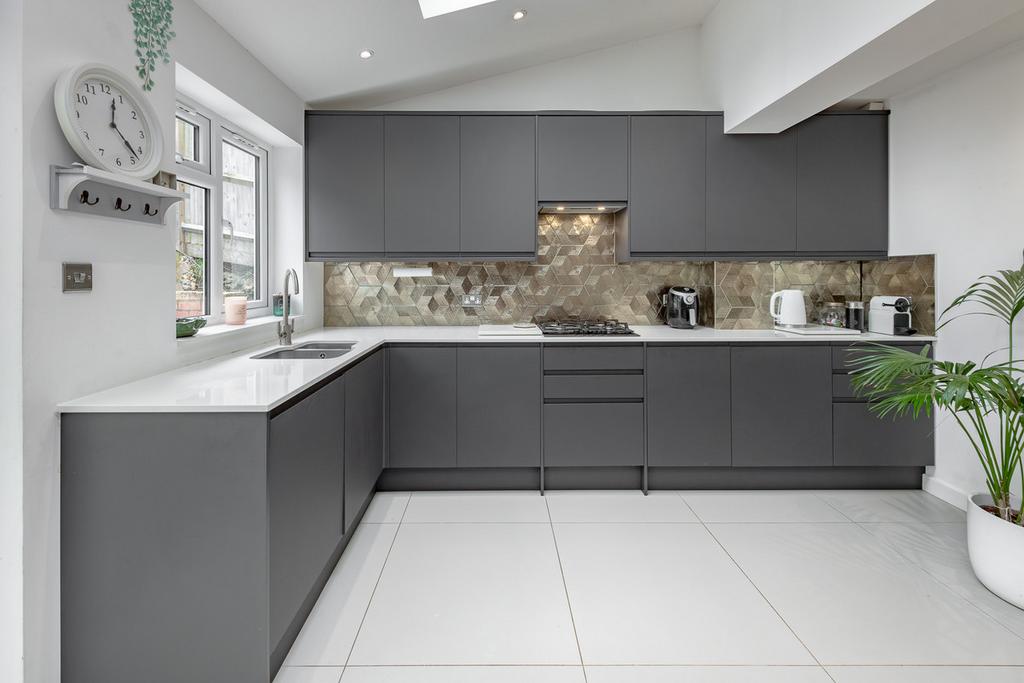 The Glade, Coulsdon, CR5 3 bed end of terrace house for sale £500,000