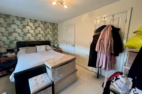 3 bedroom semi-detached house to rent, Farnborough
