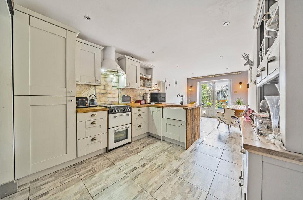 High Path Road, Guildford GU1 2 bed terraced house for sale £400,000