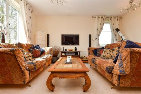 2 bedroom flat for sale, Rubeck Close, Redhill, Surrey