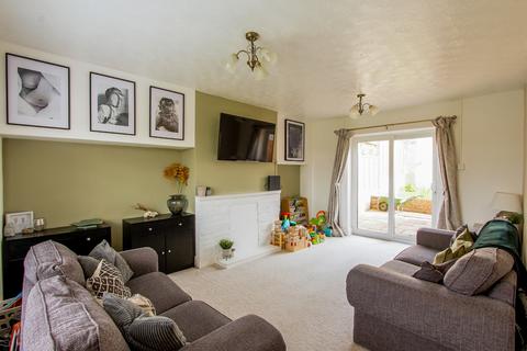 6 Eastfields, Martock, TA12 6NW