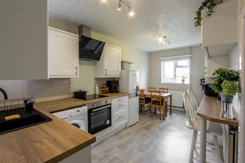 6 Eastfields, Martock, TA12 6NW