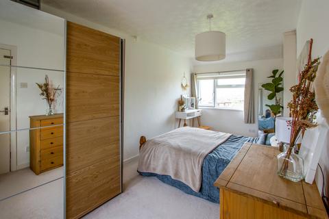 6 Eastfields, Martock, TA12 6NW