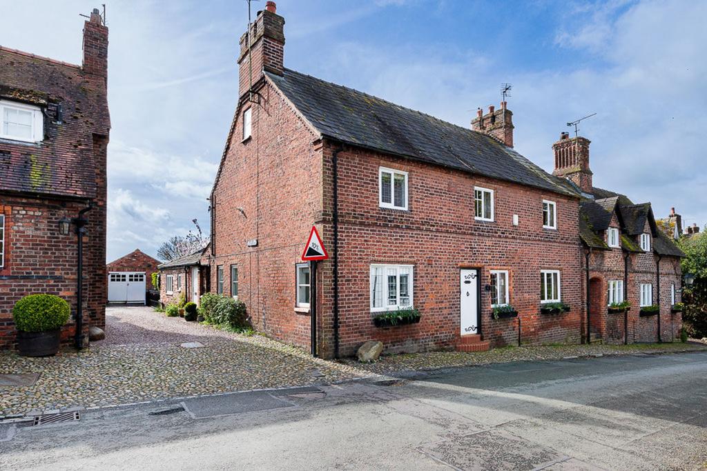 High Street, Great Budworth, CW9 3 bed end of terrace house for sale