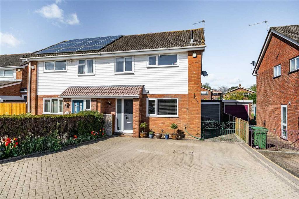 Kestrel Road, Basingstoke 3 bed semidetached house for sale £415,000