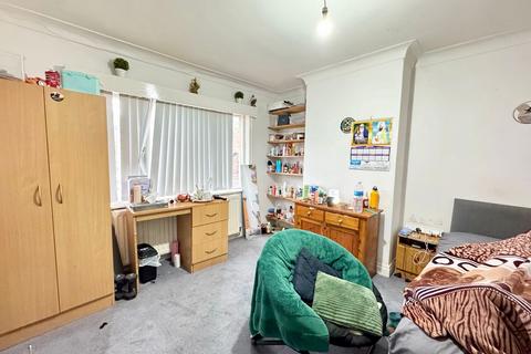 3 bedroom semi-detached house to rent, Leeds LS6