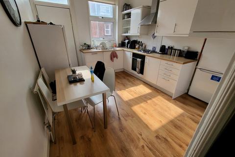 4 bedroom terraced house to rent, Leeds LS6