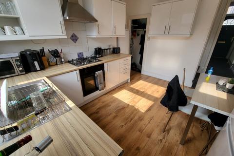 4 bedroom terraced house to rent, Leeds LS6