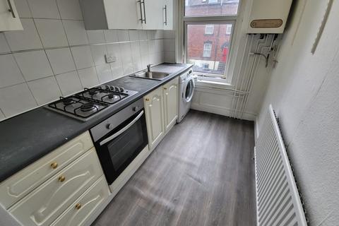 4 bedroom flat to rent, 147 Hyde Park Road, Leeds LS6