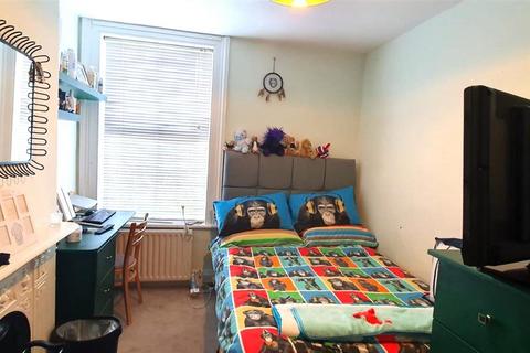 5 Warfield Road, Feltham, TW14 8AD