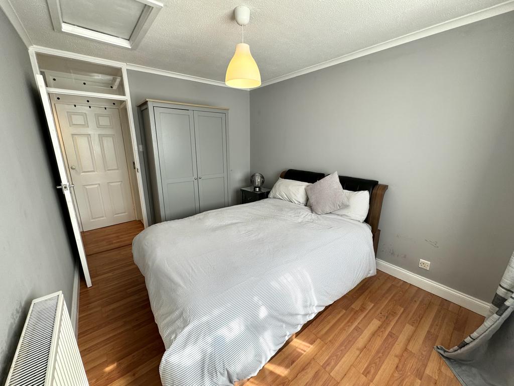 Limes Avenue, Chigwell IG7 1 bed flat £1,350 pcm (£312 pw)