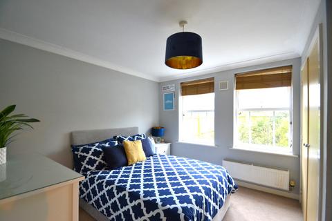 30 Brooklands, Haywards Heath, RH16 4TS